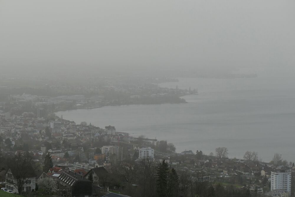 Eine kräftige Südwestströmung führte Ende März viel Saharastaub mit sich. Am Nachmittag des 30. März war die Sicht über dem Bodensee massiv eingeschränkt  (Standort Rorschacherberg SG). (Fotos: Andreas Walker)